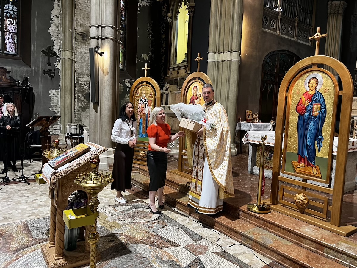 Nella comunità dei Tre Santi Gerarchi della città di Monza hanno fatto gli auguri a Don Taras Ostafiiv per il 13º anniversario della sua ordinazione sacerdotale (foto)