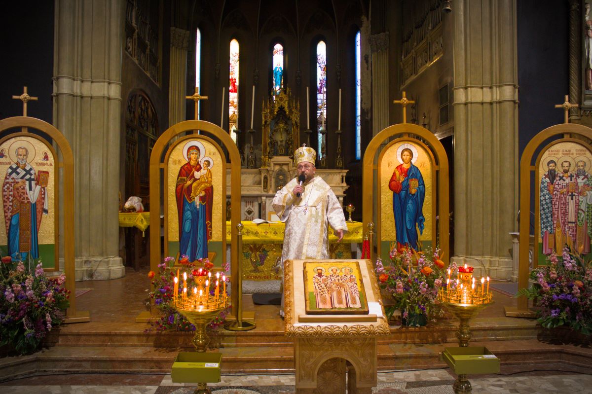 Il vescovo Ivan Kulyk ha pregato con la comunità dei Tre Santi Gerarchi della città di Monza nella Domenica del Perdono