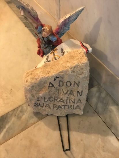 Kamin z Ukrainy na mohyli o. Ivana Chomenka